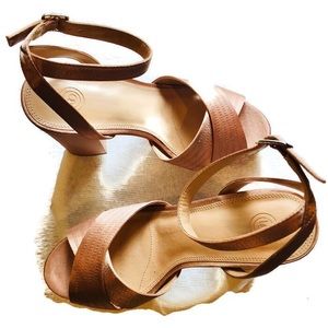URBAN OUTFITTERS VIV CROSS STRAP  SZ 7